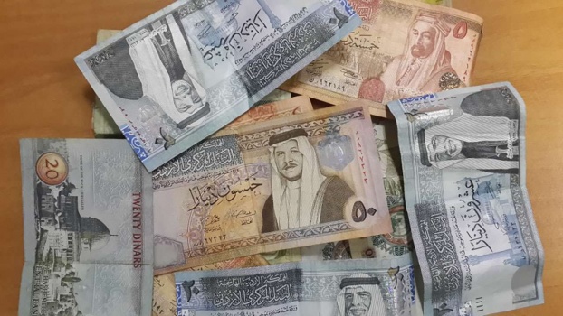 أردني يجبر زوجته على ابتلاع 10 دنانير .. فماذا حدث؟
