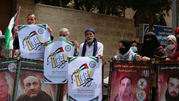 خلال وقفة في غزة دعماً للاسرى "مصطفى حسونة - الاناضول "