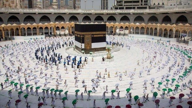 حجاج بيت الله الحرام يؤدون الطواف حول الكعبة قبل التوجه إلى منى غداً