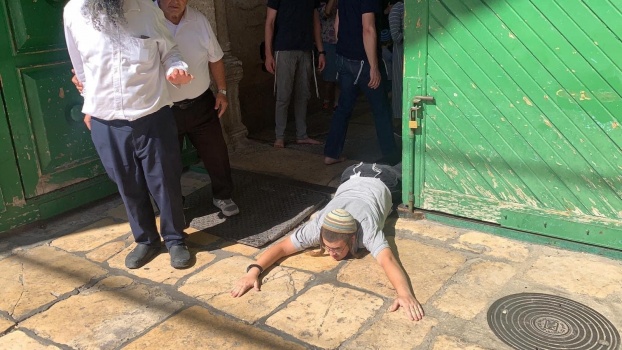 ما هو طقس "السجود الملحمي"؟