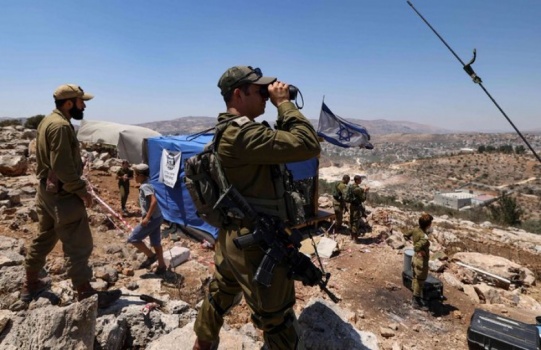 صحيفة عبرية: هكذا يتعاون المستوطن والجندي الإسرائيلي لقتل الفلسطينيين في الضفة الغربية