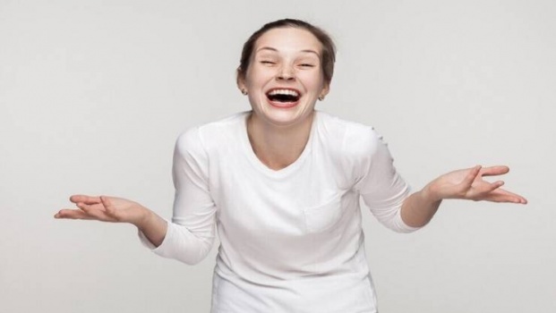 عالمة نفس توضح سبب الضحك الهستيري الذي ينتاب الكثيرين أثناء الجنازات!!