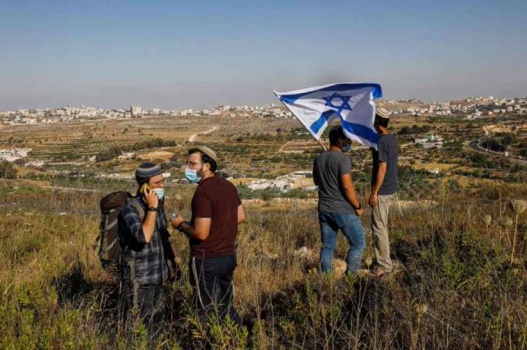 إصابة فلسطيني وطفله في اعتداء لمستوطنين بالضفة الغربية