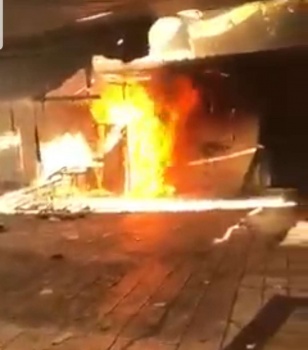 على خلفية مقتل مواطن: إحراق 12 محلا و4 سيارات في الخليل