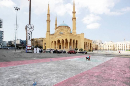فنان يرسم بالطبشور أكبر علم لبناني لدخول موسوعة غينيس