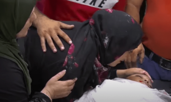 انتظرا مجيئه 7 سنوات.. والدا الشهيد الطفل محمد العلامي يودعانه بحرقة “خطفوه من جوا القلب”