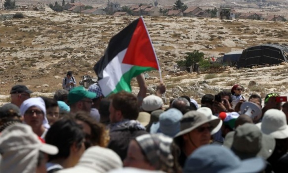 صحيفة عبرية: هكذا تشجع إسرائيل إدارة نهب أراضي الفلسطينيين والسيطرة على مواردهم