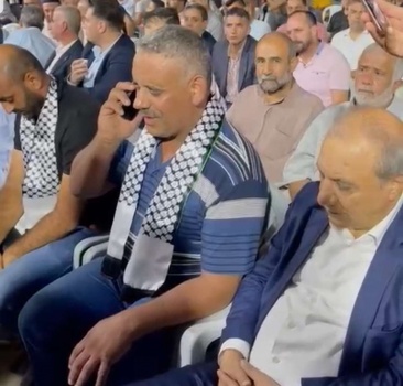 الرئيس يهاتف والد الشهيد شوكت عوض معزيا