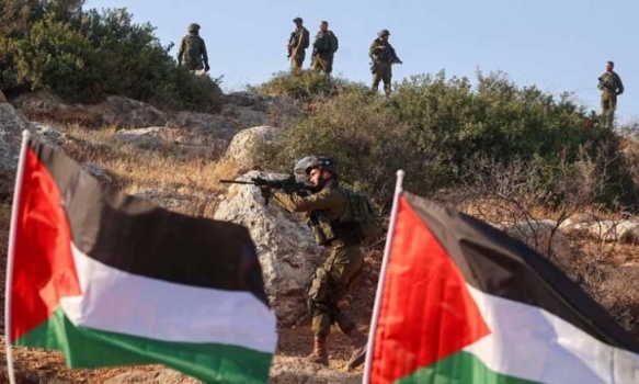 فيديو يظهر مستوطنا يُطلق النار على فلسطينيين من سلاح جندي- (شاهد)