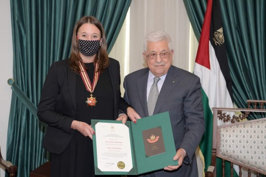 الرئيس عباس يمنح القنصل العام السويدي وسام نجمة القدس