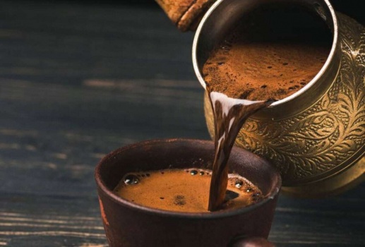 الإفراط في شرب القهوة يزيد من خطر الإصابة بمرض لا دواء له