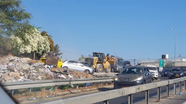الاحتلال يهدم 8 منشآت تجارية في حزما
