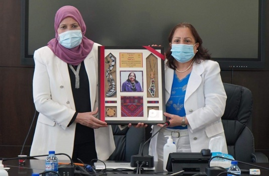 لجنة المرأة العربية تمنح وزيرة الصحة جائزة التميز للمرأة العربية في مجال الطب.