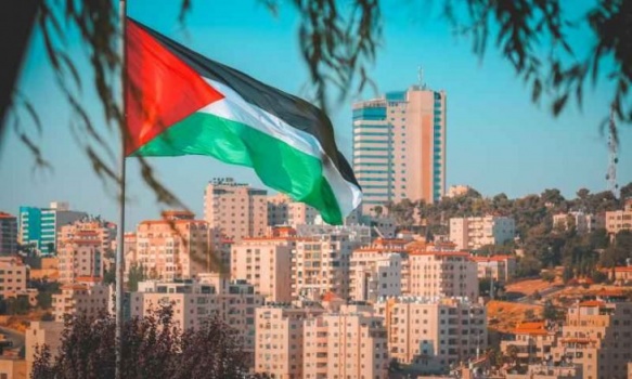 السلطة الفلسطينية تغرق في الأزمة.. لا أموال كافية للرواتب وإسرائيل تبيع الوهم بادعاءات “حسن النية”