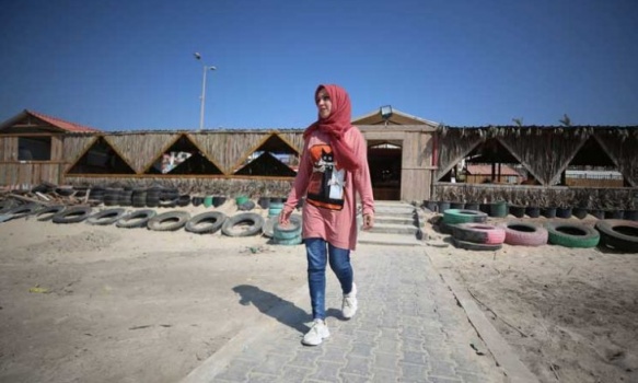 الفن وسيلة الفلسطينيين للحفاظ على جمال شاطئ غزة