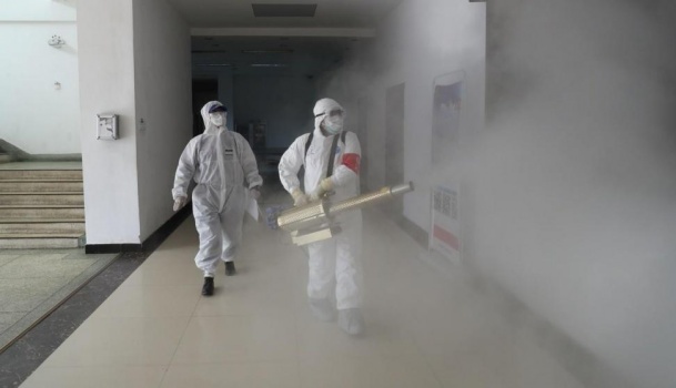 أخصائي بالأمراض المعدية: يجب الإسراع في تلقي التطعيم لتفادي عودة الإغلاق