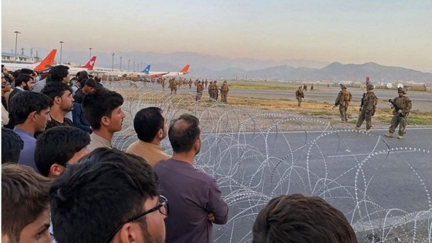 فوضى ونيران أميركية في مطار كابول.. و"طالبان" تبدأ بنزع سلاح المدنيين