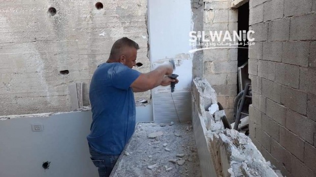 عريس مقدسي يهدم منزله بيده مجبرا