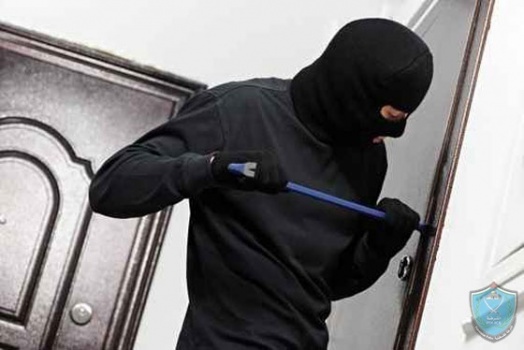 لص تخصص بسرقة بيوت المواطنين وهم بداخلها يقع بقبضة الشرطة في الخليل