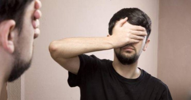 رهاب المرايا.. أسبابه وأعراضه