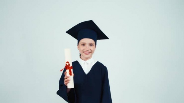 طفلة عمرها 8 أعوام تستعد للالتحاق بالجامعة