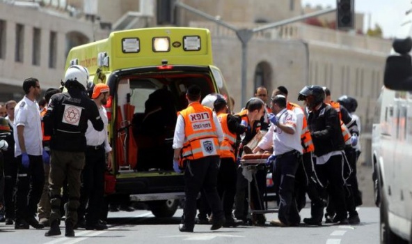 إصابته خطيرة...مستوطنون يطعنون شاب فلسطيني بالقدس