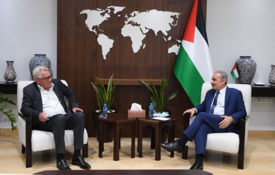 اشتية يجدد مطالبته المجتمع الدولي بالضغط على إسرائيل للالتزام بالقانون والشرعية الدولية والاتفاقيات الموقعة