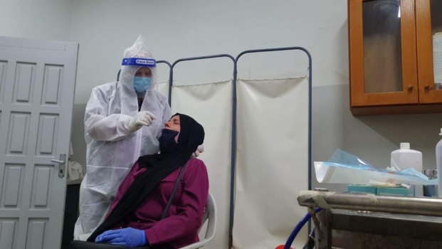 غزة تُسجل حالة وفاة وأكثر من 900 إصابة جديدة بكورونا