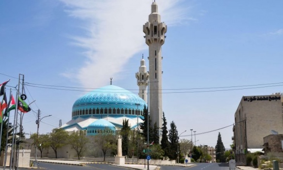 كاتبة أردنية تطالب برفع أذان العشاء بصوت أم كلثوم