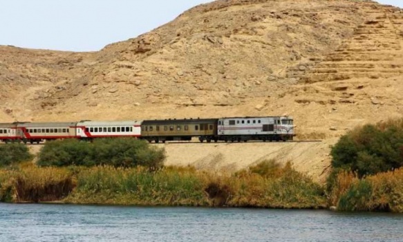 مصر توقع عقدا لإنشاء خط سكك حديدية فائق السرعة