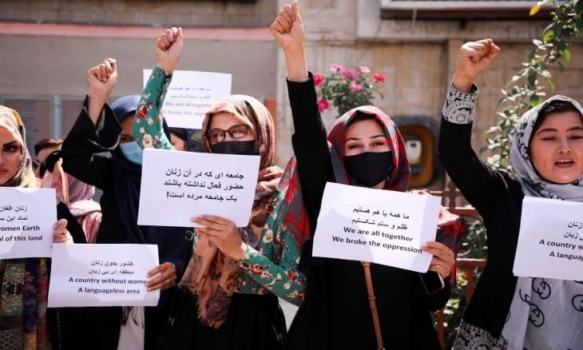 كابول.. تفريق مظاهرة نسائية باستخدام قنابل الغاز