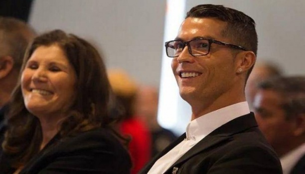والدة كريستيانو رونالدو ممنوعة من حضور مبارياته