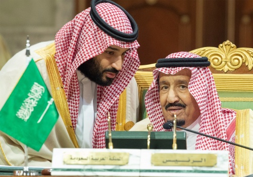 العاهل السعودي يحيل شخصية عسكرية كبيرة إلى التحقيق بتهم خطيرة