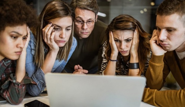 كيف تكتشف أنك محاط بأشخاص سيئين يستنزفون طاقتك دائماً؟! 