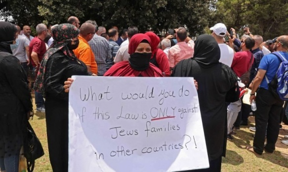 إسرائيل تحرّم الحبّ والزواج.. 40 ألف عائلة فلسطينية على طرفي الخط الأخضر يشتّتها قانون &ldquo;منع لمّ الشمل&rdquo; 