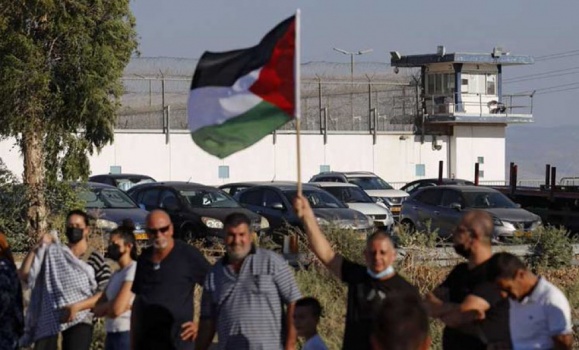 ستة أسرى فلسطينيين يواصلون &ldquo;معركة الأمعاء الخاوية&rdquo; رفضا للاعتقال الإداري