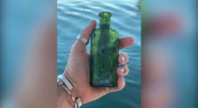 طفلة تعثر على رسالة جرفتها الأمواج منذ 37 عاما