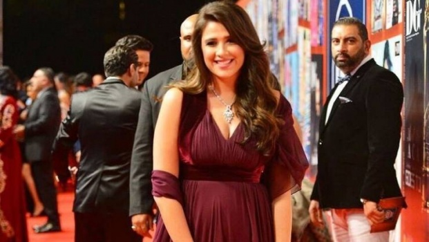الفنانة ياسمين عبد العزيز تنشر أول صورة لها خلال علاجها في سويسرا