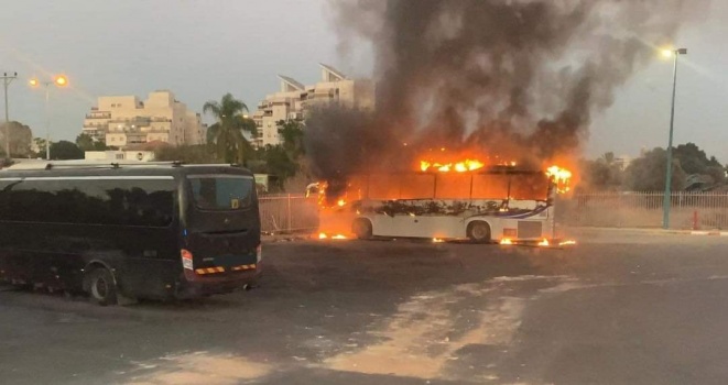 حرب ضد حافلات المستوطنين بالرملة.. اندلاع حريق في حافلة للمرة الثالثة خلال أيام