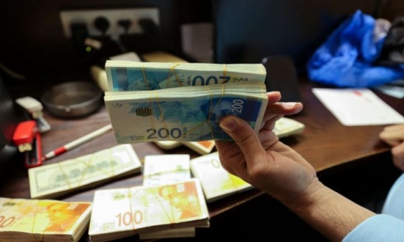 الضفة الغربية تخشى التحول الى &ldquo;مكب&rdquo; للشيكل الإسرائيلي