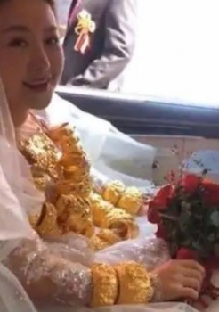 عروس ترتدي 60 كيلوغراما من الذهب يوم زفافها