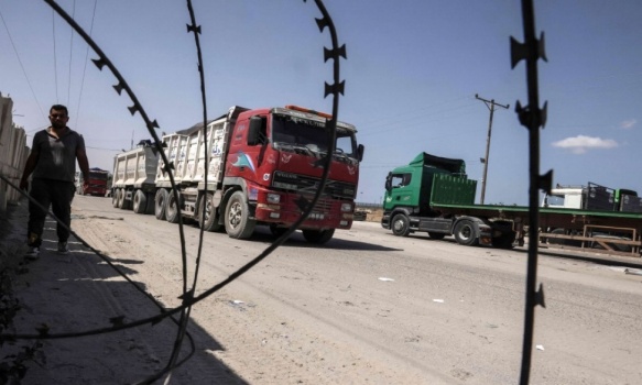 هآرتس: زيادة تصاريح الاحتلال لتجار غزة هدفها تأجيل المواجهة القادمة