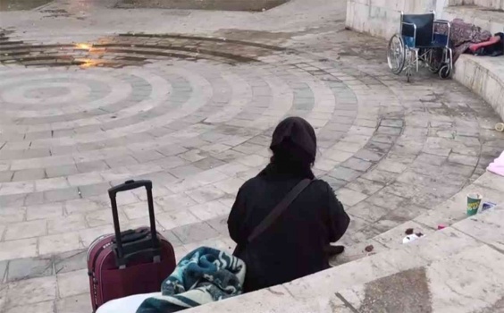 والداها متوفيان.. شابة أردنية تنام في الشارع منذ سنوات