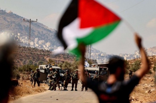 لوموند: إسرائيل تضرب في صميم المجتمع المدني الفلسطيني