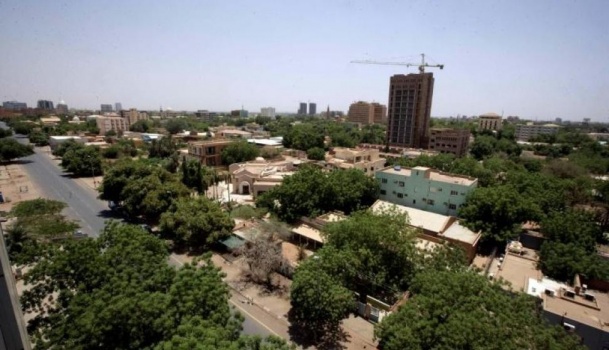 مسلحون يعتقلون عددًا من المسؤولين الحكوميين والسياسيين في السودان