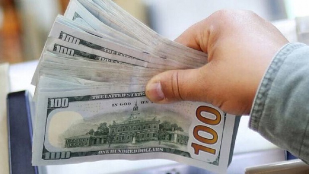 مدير يكافىء موظفيه بـ10 آلاف دولار وتذكرتي سفر