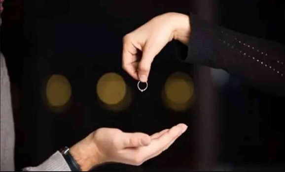 طردته وطلبت الطلاق بعد أن أرضاها بمنزل