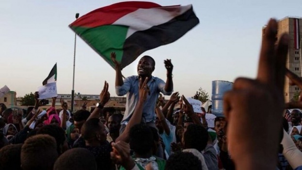 السودانيون يعودون للشوارع رفضاً للانقلاب العسكري