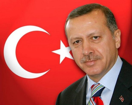 طفلة تحرج أردوغان وتزاحمه على قص الشريط 