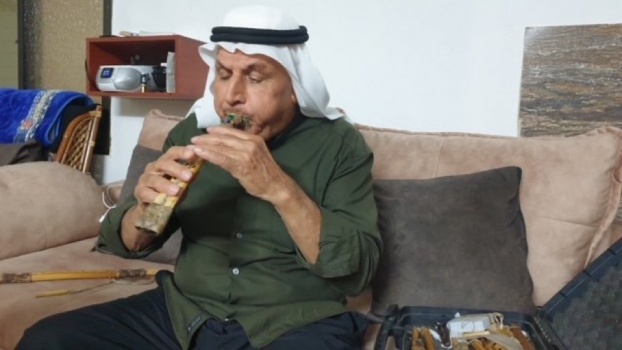 الشيخ الفلسطيني أبو فرج من دير حنا.. فلاح في النهار وعازف يرغول في الليل